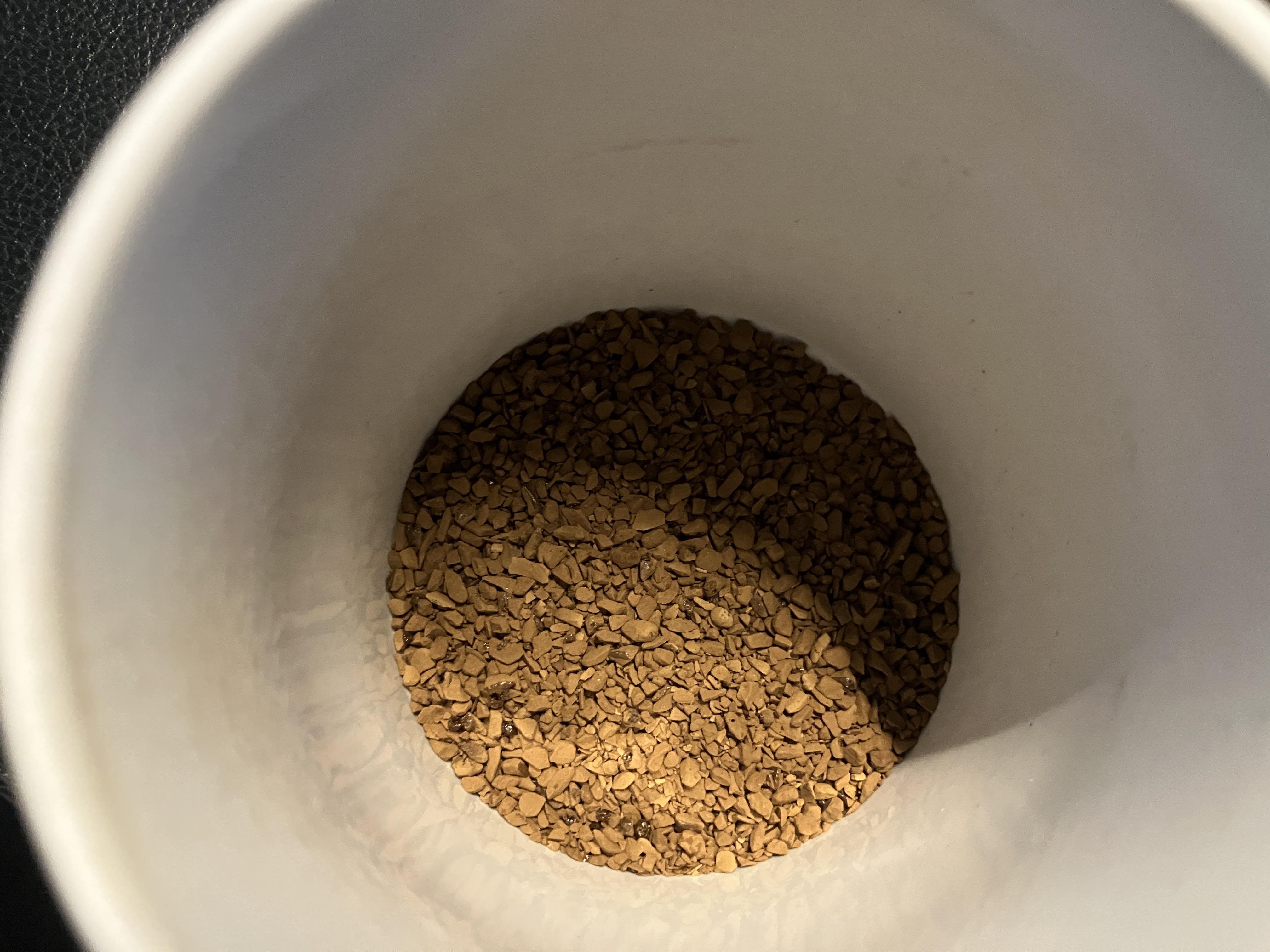 マグカップにネスカフェゴールドブレンドの粉が入っている写真