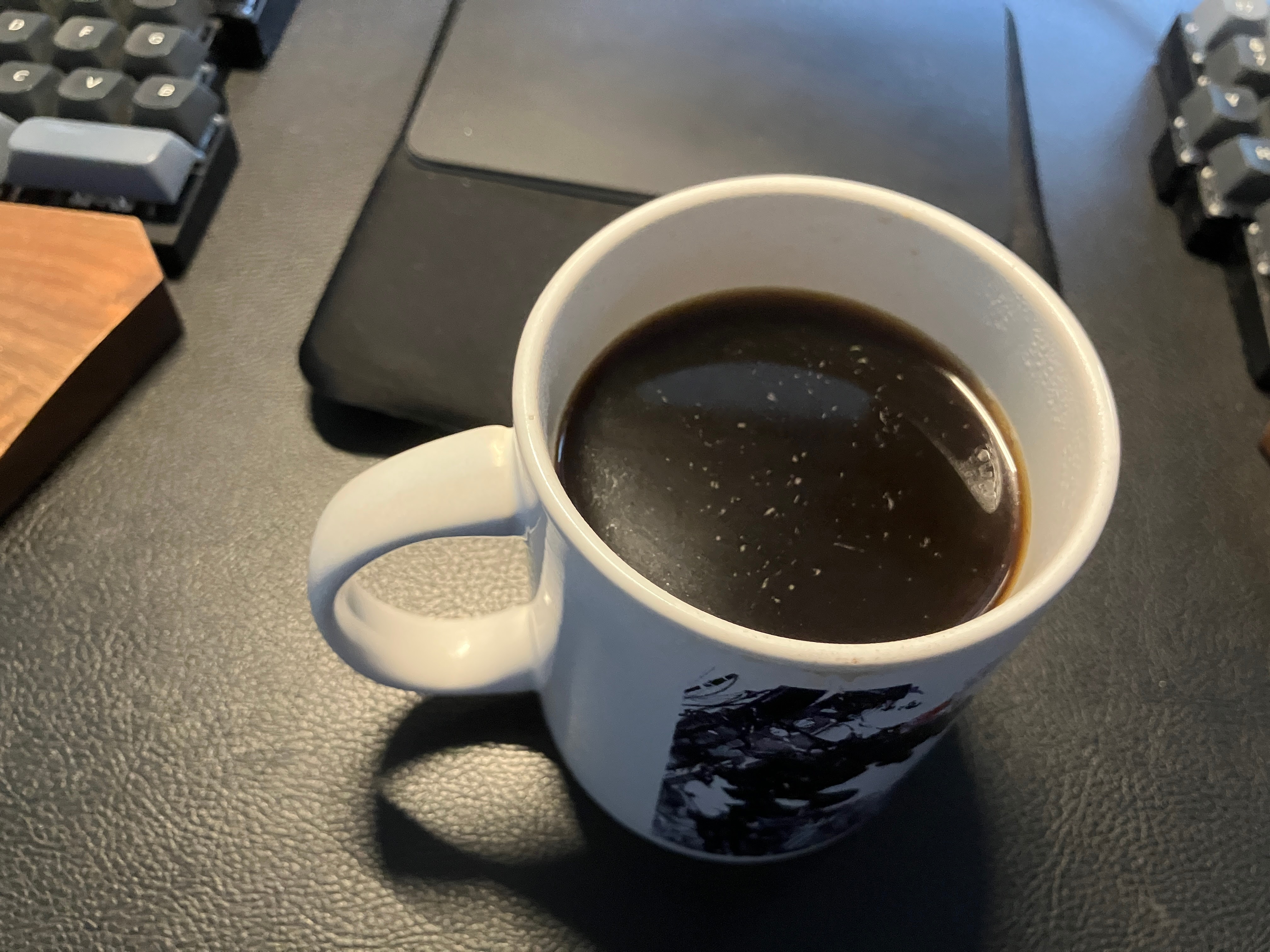 マグカップにネスカフェゴールドブレンドが注がれた写真