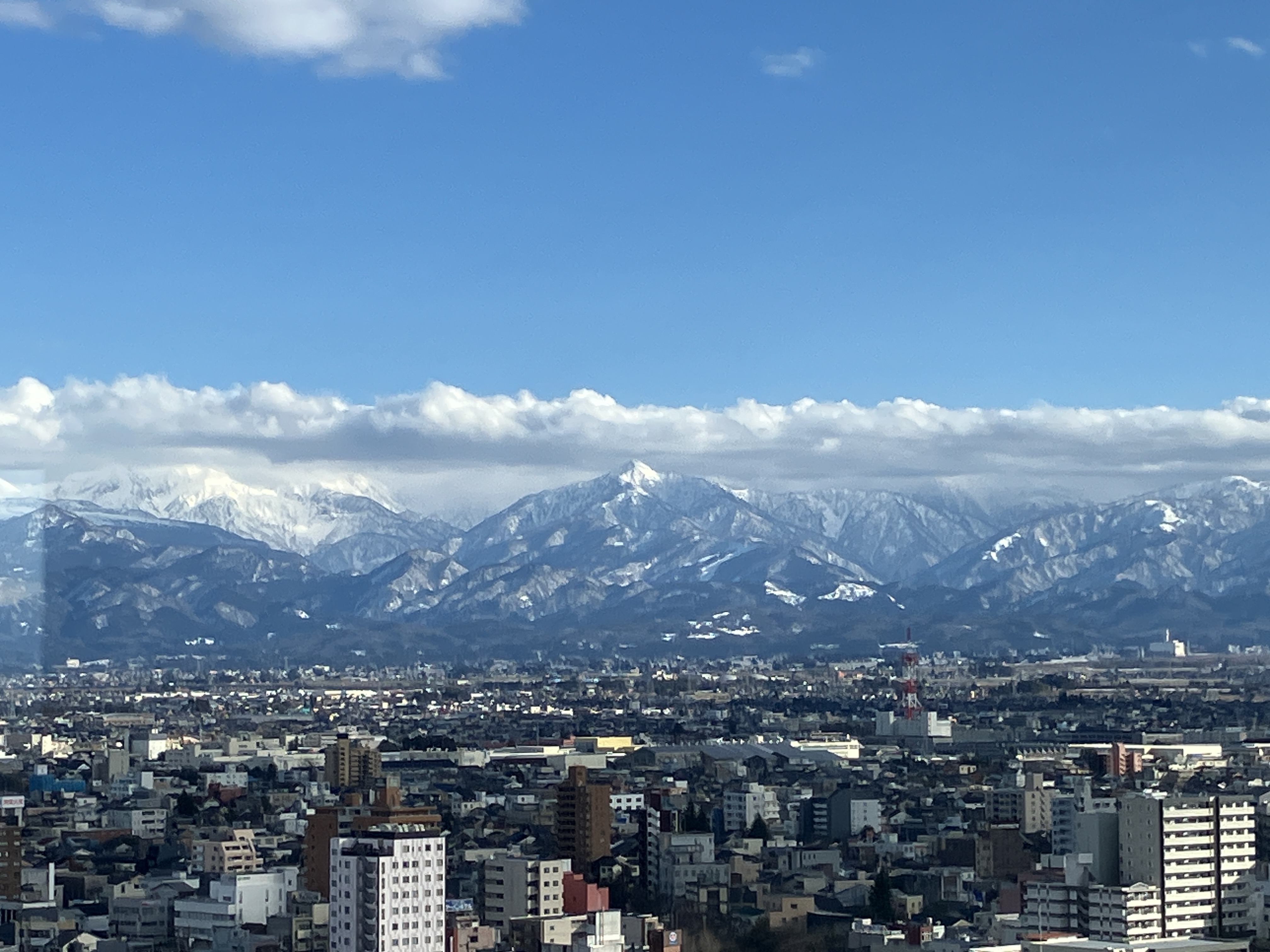 富山市役所から撮影した立山連峰の様子